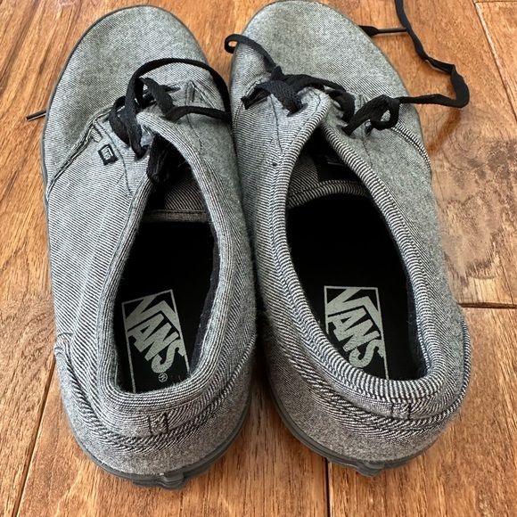 Like new young men Vans sneakers size 9.5 - Picture 2 of 4